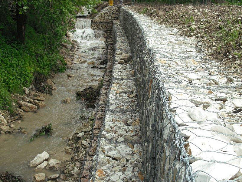 Opere di difesa idraulica e geologica-Ripristino argine di un torrente con gabbionate-full 1